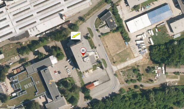 Mapka parkování — Hudcova 78, Brno: zaparkujte přímo před výdejním okénkem (na snímku označeno žlutou šipkou)